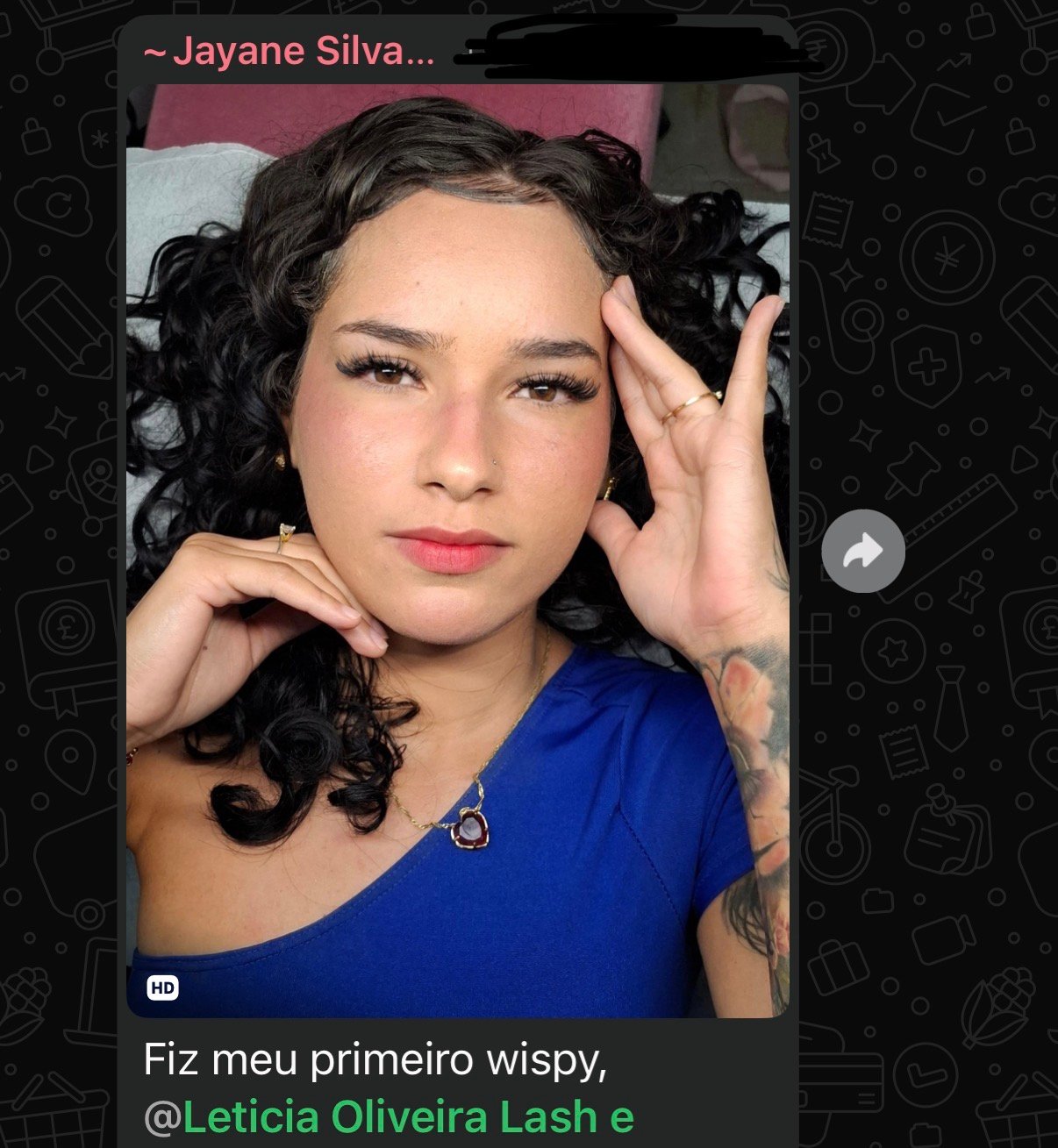 Aluna mostrando o resultado do seu primeiro efeito wispy